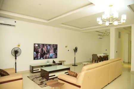 Exquisite extremely clean and cozy home 25 minutes from the airport