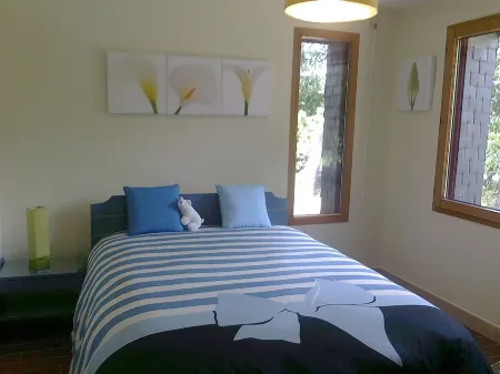 Architect house on the banks of the Auray river on 2000 m2 of pine forest Отели в г. Бадан