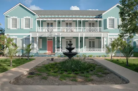 "Windways..Stately Bahamian Estate House Отели рядом с достопримечательностью «Dolphin Cay Atlantis»