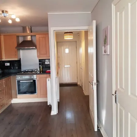 Caspian House (4 Bedrooms) - Serviced Accommodation