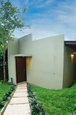 NatureSurf Villas - Private Garden Retreat at Hiriketiya Beach Yoga, Surf & Relaxation فنادق في ديكويلا