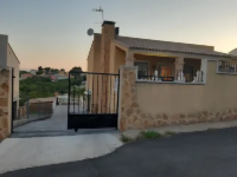 VILLA IN VERY QUIET URBANIZATION TO 15 MIN OF VALENCIA CAPITAL Hotels in Ribera Alta