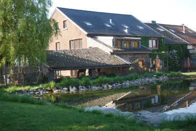 Part of an old manor with a large swimming pond at the border triangle B, NL, D Các khách sạn ở 