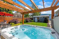 Ultimate Heritage Retreat: Hot Tub, Cold Plunge, Private Yard, Vernon Hotels in Vernon