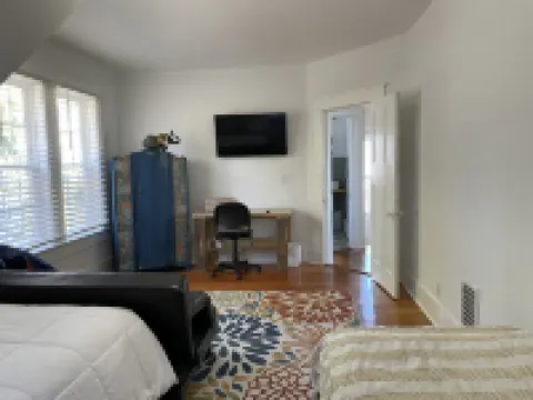 Cozy Craftsman Close to Everything