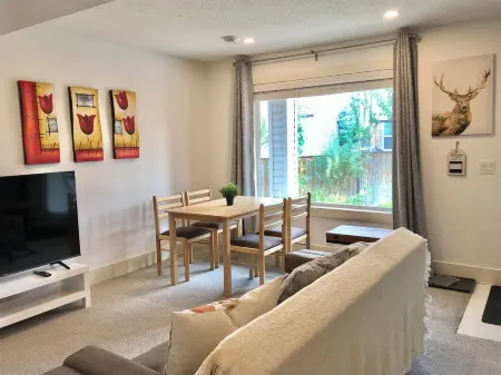 Adorable 2-bedroom With Free Parking on Premises Отели рядом с достопримечательностью «Парк штата Фиш Крик»