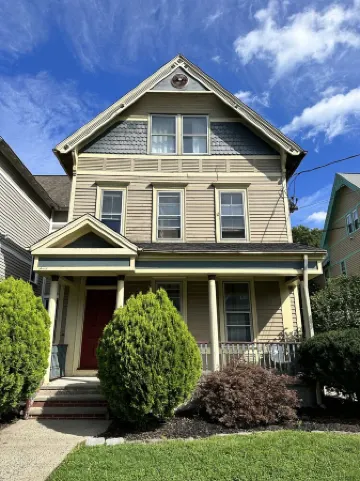 East Rock Gem: 5 min to Yale, King Bed, Fast WiFi & Parking Отели рядом с достопримечательностью «Connecticut Children's Museum»