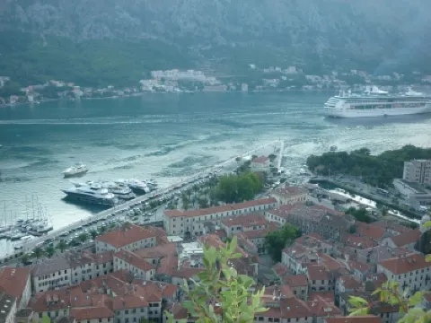 Stunning, fully refurbished apartment in small, exclusive complex with pool Hotels in 