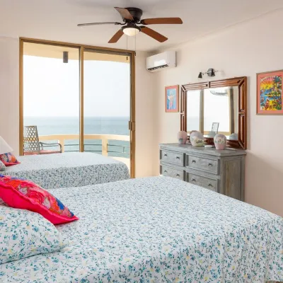 Ocean Front Villa, Hot Tub, Heated Pool, Chef, Beach, Multiple Terraces, 10 beds Hotel berhampiran Boca de Tomatlán