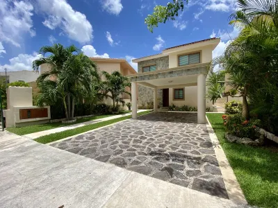 Private luxury 4 bedroom villa with pool - walking distance to beach and marina! Hotels near Chapel San José Puerto Maya