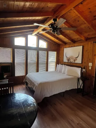 Secluded Nature Escape, Pet Friendly with WiFi in Three Rivers Отели рядом с достопримечательностью «Генерал Шерман»