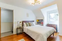 Stylish 4 Bedroom Home minutes from Downtown Champaign & Campus