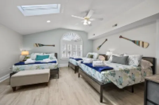 WATERFRONT*SEMI-PRIVATE BEACH*KING BD* DUAL DESK WORKSTATIONS* BLAZING FAST WIFI