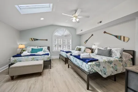 WATERFRONT*SEMI-PRIVATE BEACH*KING BD* DUAL DESK WORKSTATIONS* BLAZING FAST WIFI