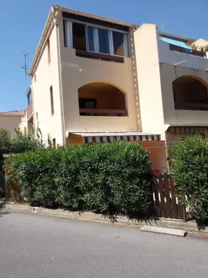 Studio near sandy beach Hoteles en La Londe-les-Maures