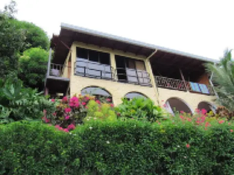 Paradise Awaits! Beach Bliss & Wildlife Thrills – Only 10 Minutes Away! Sleeps 3