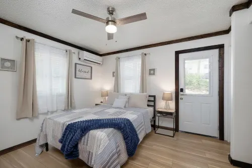 A2 Wally's by the Convention Center and Landing