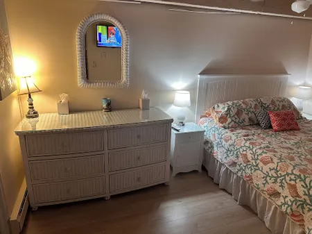 Heated Pool , One Block to Private Beach Отели рядом с достопримечательностью «JCPenney»