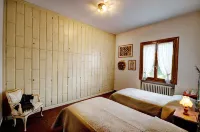Private villa near Certaldo and San Gimignano with swimming pool and large garden.