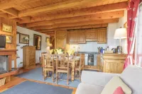 Angélique - traditional, Alpine duplex apartment for 6/8 people Hotels in Montgenevre