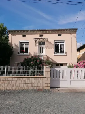Maison Calme et Tranquille Avec Terrasse, Jacuzzi et Climatisation aux Chambres Hotels in Castres