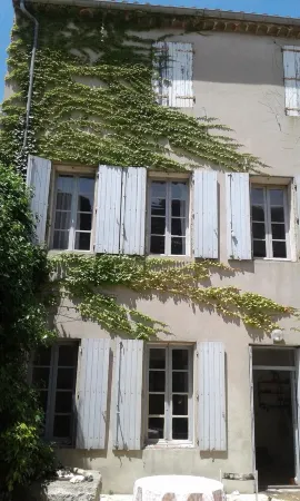 200 year old, large townhouse with romantic patio Отели в г. Сижан