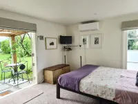 Studio 25 - a charming room in a country  garden setting Hotels in Martinborough