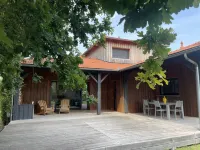 New wooden villa, 5 minutes from the beach Hotels in 
