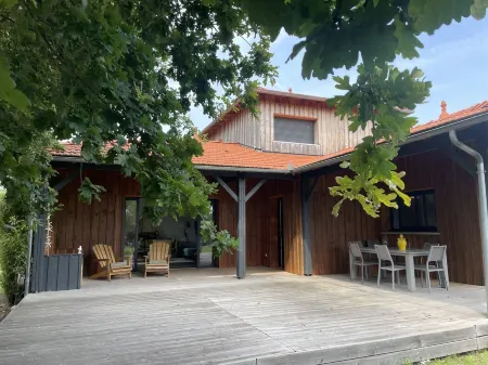 New wooden villa, 5 minutes from the beach Отели рядом с достопримечательностью «Palm'Arès»