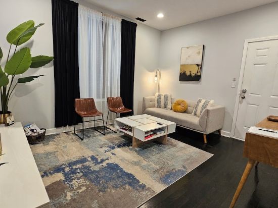 Free Parking & Wifi in  Bucktown/Logan Square Apt, Close to Everything!