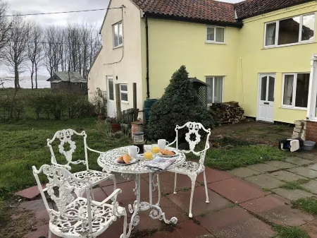 A traditionally furnished cottage with fantastic views across the Alde Estuary