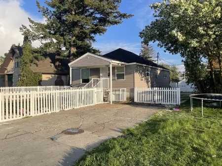 Cozy home within walking distance to the mall & food. 8 minute drive to downtown