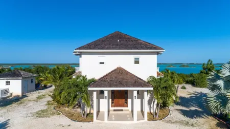 Escape to Exhale at a modern style villa with breathtaking views of chalk sound Отели рядом с достопримечательностью «Turks and Caicos Island»