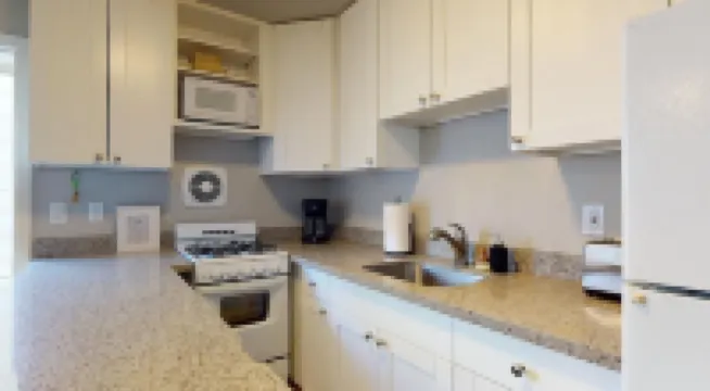 Hazel's Hideaway: A/C in walkable neighborhood