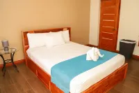 Luxury villa with sky pool and scenic ocean views, 10 mins from airport 酒店