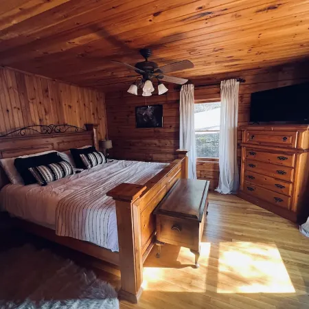 Chalet Cabin, Mountain Views, Spa Tub Near Helen with Hiking Trail to Creek