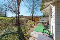 Granny's Place -  Historic Country Cottage- PET FRIENDLY! Hotels in Burke County