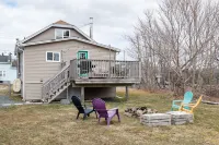 Artistic Getaway Near Halifax | King Bed, Spacious Deck & Fire Pit