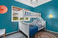 Hamilton house - private, central & sunny!