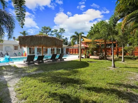 3/2 HEATED Pool House Walking Distance to Beach