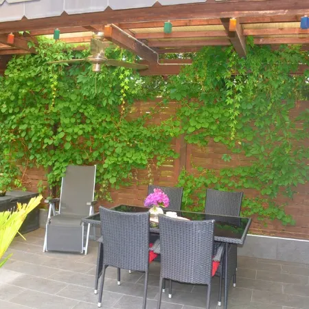 AusZeit guest apartment with terrace near the airport