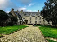 Gite du Chateau de Kerouartz Hotels in Lannilis