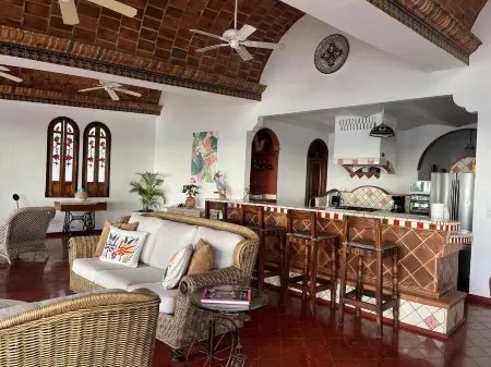 Spacious 2 bedroom oceanfront apartment Отели в г. Компостела