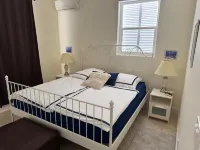 Starboard House:  Main Unit in Canalfront Home close to beach โรงแรมใน