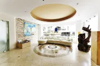 Beautiful oceanfront apartment, 1 block from 5th Av.