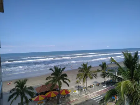Sea Front Apartment Mongaguá Отели в г. Монгагуа