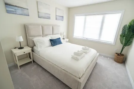 BRAND NEW 3 bedroom house minutes from Niagara Falls Отели в г. Торолд