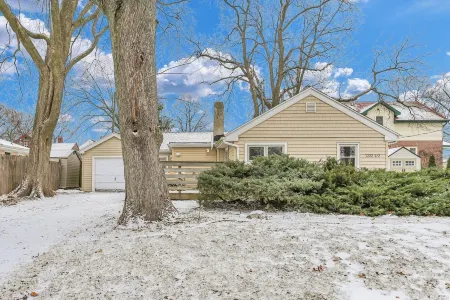 Cozy 2 Bedroom Home Mins from Downtown Champaign Отели рядом с достопримечательностью «Champaign-Urbana Tenant Union»