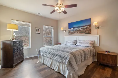 Beautiful spacious lake front home in quiet cove with dock Отели в г. Осеола Тауншип