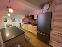 Spacious private king suite steps to DT Banff